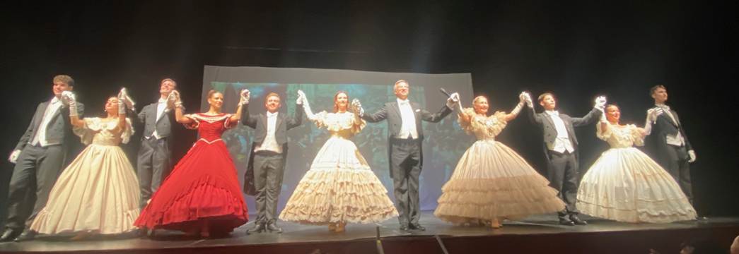 Immagine che contiene persona, vestiti, Danza, Teatro

Il contenuto generato dall'IA potrebbe non essere corretto.